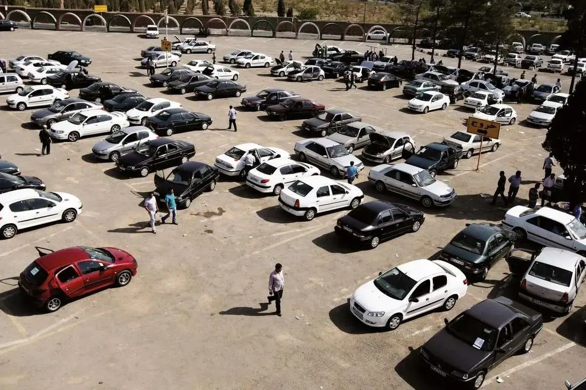 بازار خودرو در انتظار یک خبر سیاسی مثبت / بدون سیگنال جدید از مذاکرات، آرامش به بازار خودرو برنمی‌گردد؛ قیمت‌ها همچنان در مسیر نوسان هستند / آرامش بازار خودرو به اخبار سیاسی گره خورد؛ چرا بدون خبر مثبت، ثبات قیمت خودرو دور از دسترس است؟