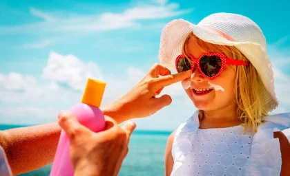 مراقبت از پوست در برابر آفتاب | تفاوت SPF 30 و SPF 50 چقدر است؟ کدام یک برای پوست شما بهتر عمل می‌کند / انتخاب بهترین ضدآفتاب؛ از میزان محافظت تا شرایط پوستی؛ راهنمای کامل برای خرید هوشمندانه