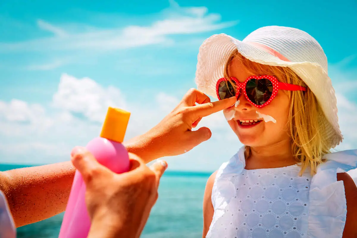 مراقبت از پوست در برابر آفتاب | تفاوت SPF 30 و SPF 50 چقدر است؟ کدام یک برای پوست شما بهتر عمل می‌کند / انتخاب بهترین ضدآفتاب؛ از میزان محافظت تا شرایط پوستی؛ راهنمای کامل برای خرید هوشمندانه