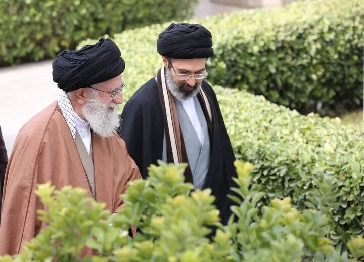 روایت آیت‌ الله سیدمجتبی خامنه‌ای از رهبر شهید | از صراحت در امر به معروف تا رابطه عاطفی با پدر؛ «بی‌پرده‌تر از این نمی‌توان گفت که پدرم برای بقای نظام چه کرد» + جزئیات