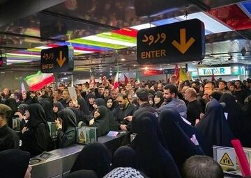 ایمنی در مترو و مدیریت ازدحام ۱۵ تیر ۱۴۰۵ | هنگام ازدحام جمعیت در مترو چه کنیم؟ / پشت خط زرد بایستید، از راست حرکت کنید و جلوی درها نایستید؛ در صورت بدحالی مسافر، از تجمع دور او خودداری کنید