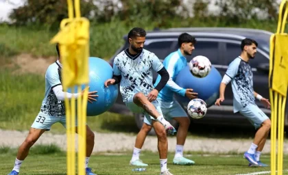اخبار داغ نقل و انتقالات استقلال و پرسپولیس | تلاش استقلال برای انکار انفعال در نقل و انتقالات با مذاکرات نمایشی در سایه رقابت با پرسپولیس  / با وجود ۵ خرید رسمی پرسپولیس، پنجره بسته استقلال مانع ثبت قرارداد شده و باشگاه صرفاً برای فرار از فشار افکار عمومی مذاکره می‌کند