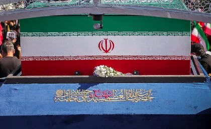 آخرین اخبار از مراسم تشییع رهبر شهید در مشهد | زمان تشییع پیکر رهبر شهید در مشهد تغییر کرد؛ ساعت ۱۴ امروز در خیابان امام رضا(ع) / عذرخواهی ستاد برگزاری به دلیل تأخیر در ورود پیکرها از عراق؛ مراسم نماز و تدفین در حرم مطهر رضوی برگزار می‌ شود