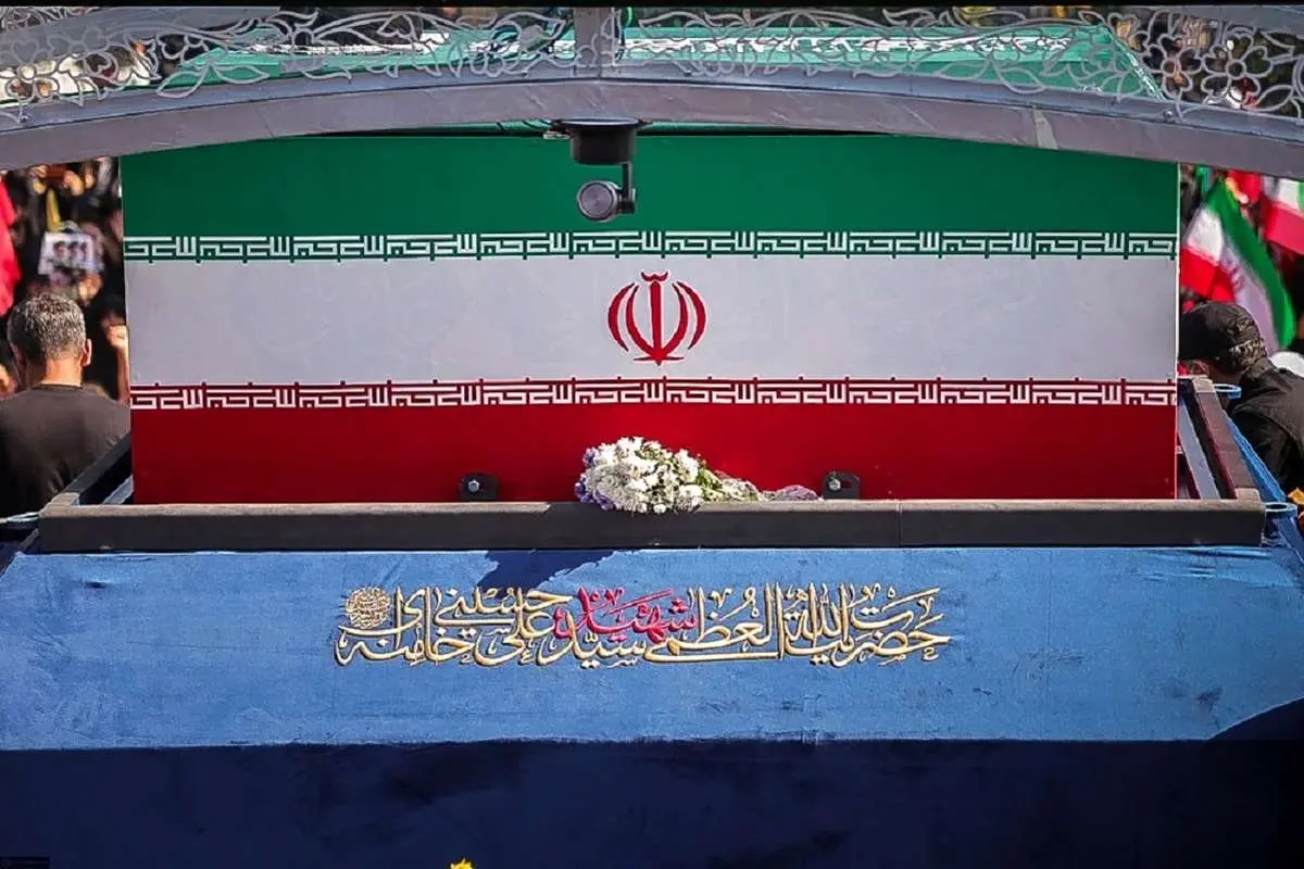 آخرین اخبار از مراسم تشییع رهبر شهید در مشهد | زمان تشییع پیکر رهبر شهید در مشهد تغییر کرد؛ ساعت ۱۴ امروز در خیابان امام رضا(ع) / عذرخواهی ستاد برگزاری به دلیل تأخیر در ورود پیکرها از عراق؛ مراسم نماز و تدفین در حرم مطهر رضوی برگزار می‌ شود