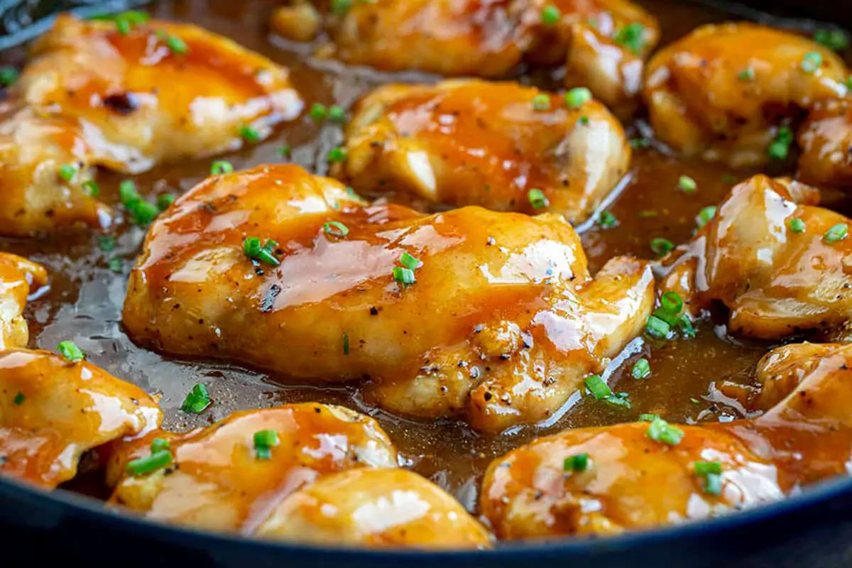 آشپزی و طعم‌ های جدید | طرز تهیه مرغ زردآلویی با طعمی جدید و خاص؛ ترکیب شیرینی زردآلو با ادویه‌های مجلسی / یک غذای مجلسی و خاص با سس زردآلو؛ طرز تهیه مرغ زردآلویی مرحله‌ به‌ مرحله برای یک شام شیک