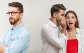 شایعه چیست و چرا مغز ما به راحتی آن را باور می‌کند؟