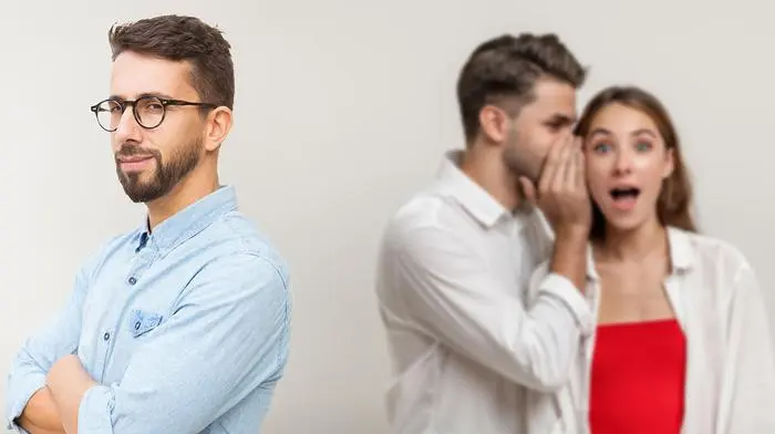 شایعه چیست و چرا مغز ما به راحتی آن را باور می‌کند؟