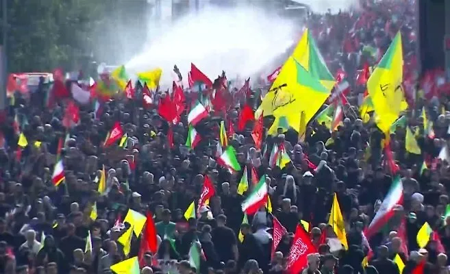 مراسم تشییع رهبر شهید در کربلا | اقامه نماز بر پیکر مطهر توسط شیخ عبدالمهدی کربلایی، نماینده آیت الله سیستانی و متولی شرعی حرم حسینی انجام می‌شود + جزییات مراسم تشییع