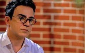 دل‌نوشته دردناک عمو پورنگ برای مادرش؛ وداع سوزناک بالای قبر و بی‌قراری‌هایی که اشک حاضران را جاری کرد