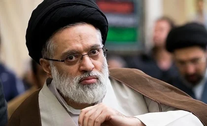 معرفی آیت‌ الله سیدمصطفی خامنه‌ای؛ فرزند ارشدی که بر پیکر پدر شهید نماز خواند | استاد برجسته حوزه علمیه قم و فرزند ارشد رهبر شهید؛ نماز میت بر پیکر پدر در حرم مطهر رضوی / از حضور در جبهه تا تدریس خارج فقه و اصول؛ زندگی گمنام فرزند ارشد رهبر شهید انقلاب