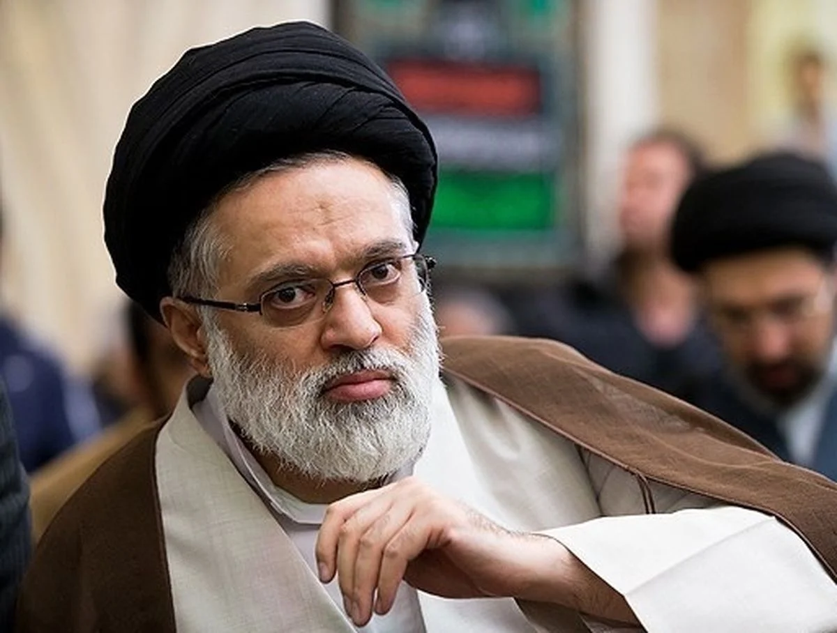 معرفی آیت‌ الله سیدمصطفی خامنه‌ای؛ فرزند ارشدی که بر پیکر پدر شهید نماز خواند | استاد برجسته حوزه علمیه قم و فرزند ارشد رهبر شهید؛ نماز میت بر پیکر پدر در حرم مطهر رضوی / از حضور در جبهه تا تدریس خارج فقه و اصول؛ زندگی گمنام فرزند ارشد رهبر شهید انقلاب
