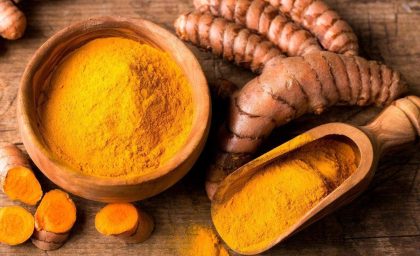 ۳ ماسک خانگی با زردچوبه برای پوست؛ از روشن شدن پوست تا کاهش التهاب + دستور تهیه و فواید