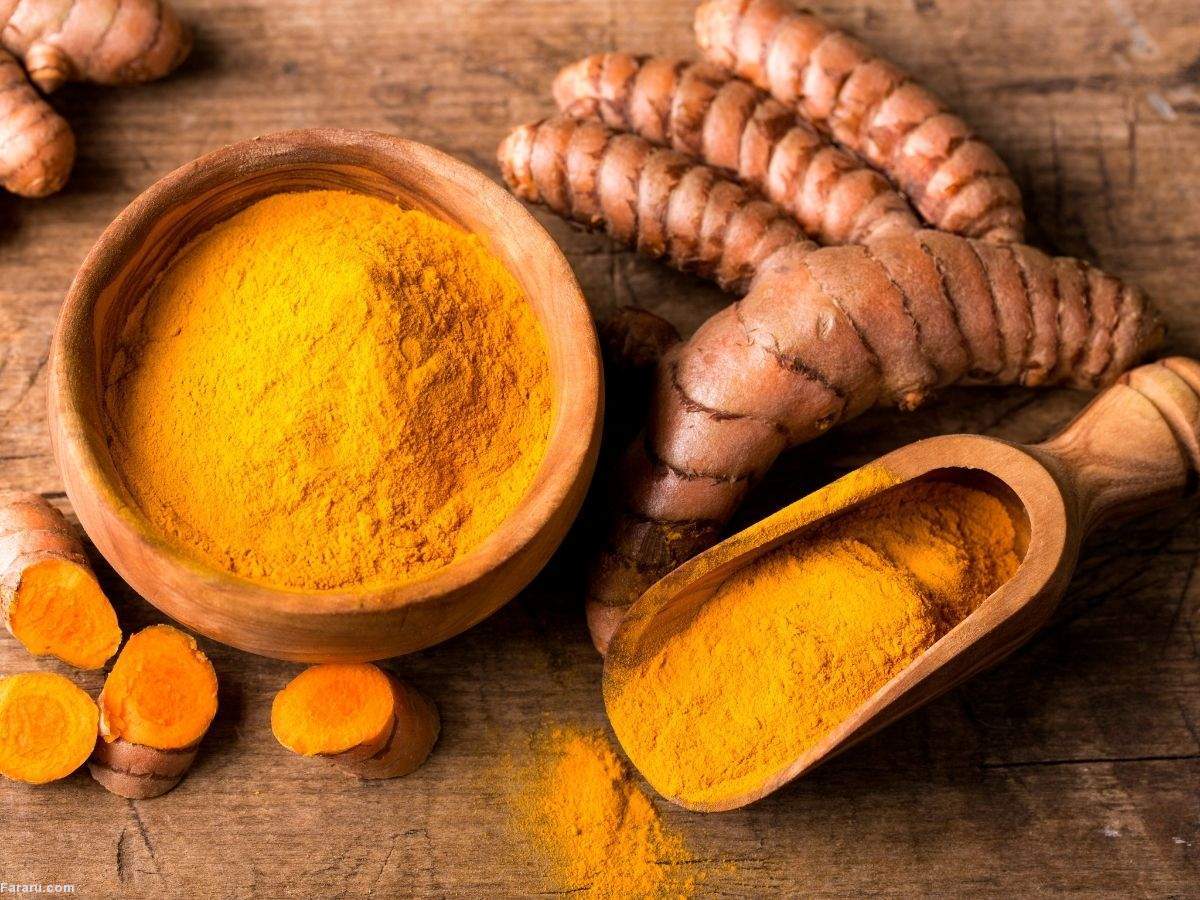 ۳ ماسک خانگی با زردچوبه برای پوست؛ از روشن شدن پوست تا کاهش التهاب + دستور تهیه و فواید