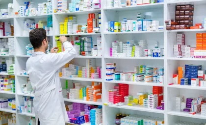 سلامت و پزشکی | ۷ اشتباه رایج در مصرف دارو که سلامتتان را به خطر می‌اندازد؛ از خرد کردن قرص تا قطع ناگهانی آنتی‌بیوتیک / این اشتباهات روزمره را جدی بگیرید؛ مصرف دارو با نوشیدنی‌های داغ، تغییر دوز خودسرانه و مصرف همزمان مکمل‌ها بدون مشورت پزشک از مهم‌ترین خطاهای دارویی است