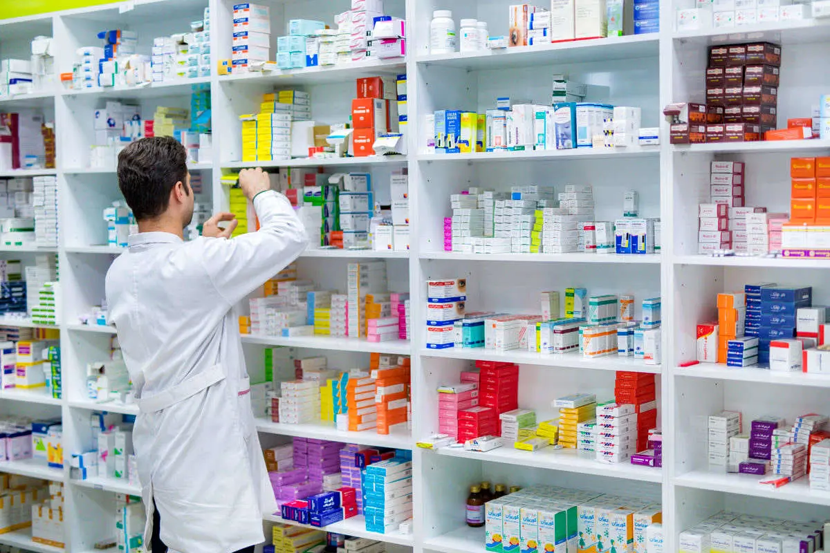سلامت و پزشکی | ۷ اشتباه رایج در مصرف دارو که سلامتتان را به خطر می‌اندازد؛ از خرد کردن قرص تا قطع ناگهانی آنتی‌بیوتیک / این اشتباهات روزمره را جدی بگیرید؛ مصرف دارو با نوشیدنی‌های داغ، تغییر دوز خودسرانه و مصرف همزمان مکمل‌ها بدون مشورت پزشک از مهم‌ترین خطاهای دارویی است