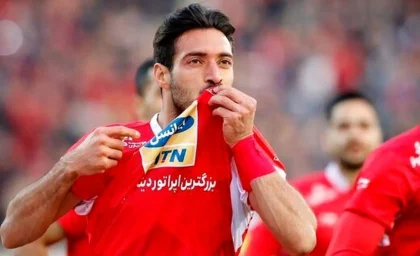 شجاع خلیل‌زاده بار دیگر با یک شادی گل جنجالی خبرساز شد؛ حرکتی که پس از گل دوم تراکتور مقابل سپاهان انجام داد و خیلی زود واکنش هواداران سپاهان را به دنبال داشت. این شادی متفاوت، فضای بازی را تحت تأثیر قرار داد و نام شجاع خلیل‌زاده را به یکی از داغ‌ترین سوژه‌های فوتبالی امروز تبدیل کرد.