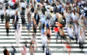 جنون دنیای مدرن؛ آیا زندگی امروز بیش از ظرفیت ذهن ماست؟