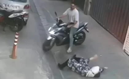 کیف سالمند را می‌زنند، اما ماجرا به سرقت کیف ختم نمی‌شود! / هشدار پلیس درباره کیف‌قاپی از سالمندان؛ سارقان دنبال این اطلاعات هستند / فقط پول و موبایل نیست؛ پشت پرده کیف‌قاپی از سالمندان و خطر سرقت هویت را جدی بگیرید