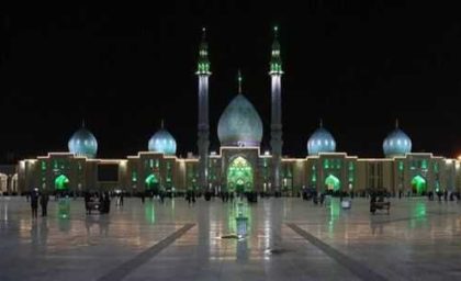 فاصله حرم حضرت معصومه تا مسجد جمکران حدود ۶ تا ۸ کیلومتر است؛ راهپیمایی‌های دسته‌جمعی در بلوار پیامبر اعظم (ص) برگزار می‌شود