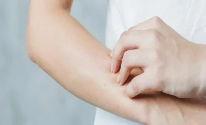علت خارش بدن در شب چیست؟ بررسی کامل دلایل، از تغییرات طبیعی تا بیماری‌های جدی + راهکارهای درمانی
