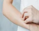 علت خارش بدن در شب چیست؟ بررسی کامل دلایل، از تغییرات طبیعی تا بیماری‌های جدی + راهکارهای درمانی
