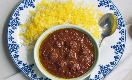 طرز تهیه فسنجون با گوشت قلقلی مجلسی؛ ترکیبی از طعم ترش و شیرین گردو با کوفته‌های لطیف