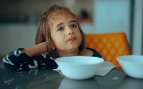 اخبار فوری خانواده و تربیت کودک | فرزند شما خیلی زود متوجه تفاوت ها می شود / چگونه از سنین پایین نرمش و مدارا را به او بیاموزید ؟ کارشناسان : این مهارت نرم ، کودک را برای زندگی در دنیای متنوع آماده می کند