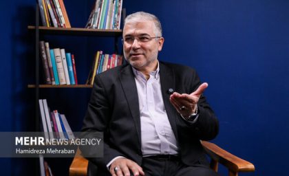 خبر فوری معیشت کارکنان و بازنشستگان | طرح سه‌فوریتی اقتصاد مقاومتی به دنبال ترمیم حقوق در نیمه دوم سال / نماینده تهران: تغییر آرایش اقتصادی، تثبیت نرخ ارز و کاهش وابستگی به دلار راهکار مقابله با جنگ اقتصادی است