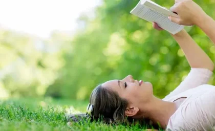 اخبار فوری خانواده و تربیت کودک | پژوهش‌ها نشان می‌دهد دسترسی به کتاب در خانه یکی از قوی‌ترین پیش‌بینی‌کننده‌های موفقیت تحصیلی کودکان است / مطالعه ۲۰ ساله: وجود حداقل ۲۰ کتاب در خانه، کودکان را به سطوح بالاتر آموزشی سوق می‌دهد و حتی ۱۰ کتاب هم می‌تواند تفاوت معناداری در مهارت خواندن ایجاد کند