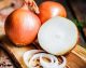 طرز تهیه پیاز چیپسی و کاراملی؛ آموزش پیاز داغ ترد و خوش‌رنگ در خانه