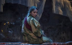 خبر جدید از تئاتر | مهشید خدادی با ترقوه شکسته روی صحنه رفت / بازیگر «شاخ بی‌سر» پس از سانحه تصادف، اجرای دهم را متوقف نکرد / نقش مبتنی بر حرکت بدن؛ ادامه حضور به روند بهبود بستگی دارد