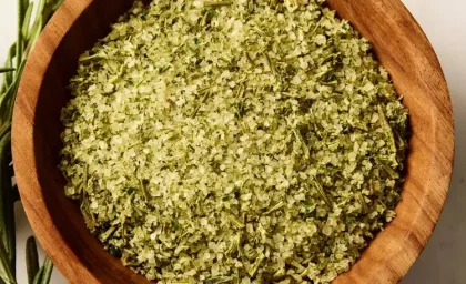 آموزش آشپزی خانگی | طرز تهیه نمک سبزیجات خانگی؛ یک چاشنی معطر برای طعم بهتر غذاها / ترکیب جعفری، رزماری و مریم‌گلی با نمک دریا؛ جایگزین سالم برای نمک‌های فرآوری‌شده